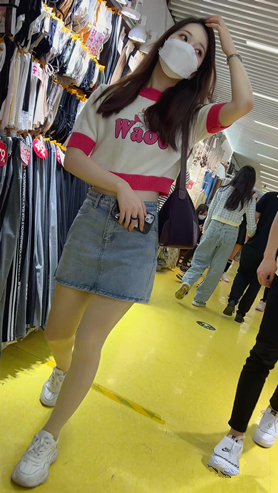 牛仔裙美女
