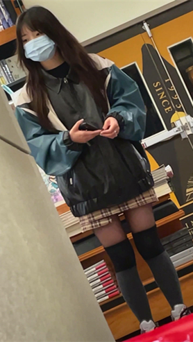 图书馆里的美女