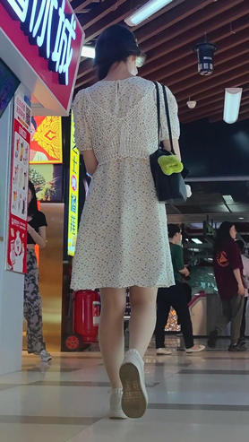白裙美女