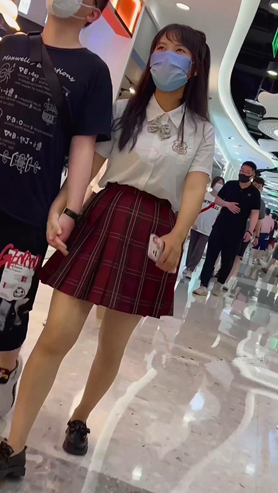 百褶裙美女