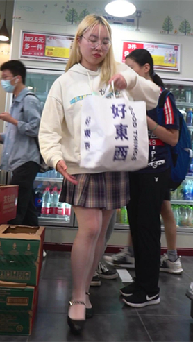 戴眼镜的小姐姐