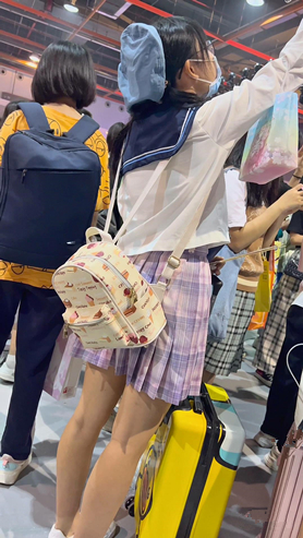 百褶裙妹子