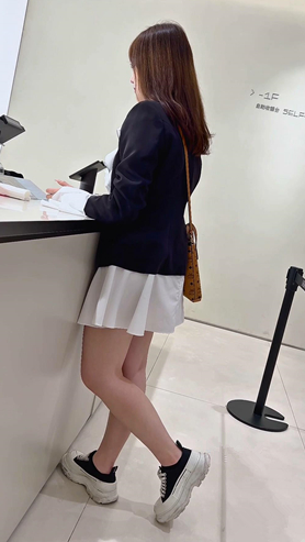 商场里的小美女
