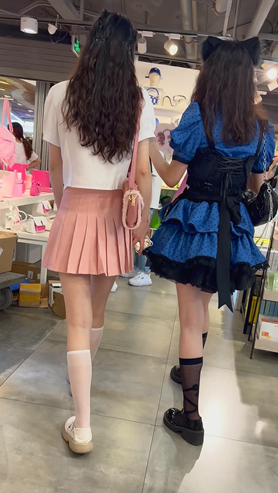 百褶裙美女