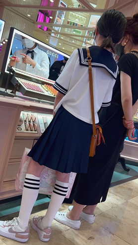 百褶裙妹子