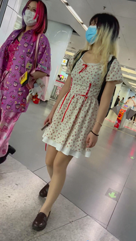 连衣裙小妹