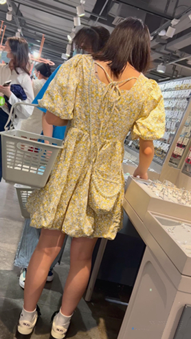 黄色连衣裙妹子