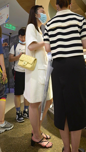白裙美女