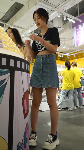 牛仔裙美女