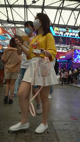 白裙美女