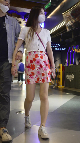 花裙美女