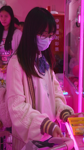 抓娃娃的妹子