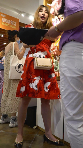 红色连衣裙美女