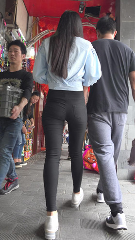黑色紧身裤小姐姐