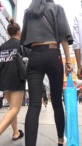 黑色紧身裤妹子
