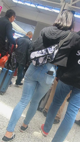 紧身蓝色牛仔裤小姐姐