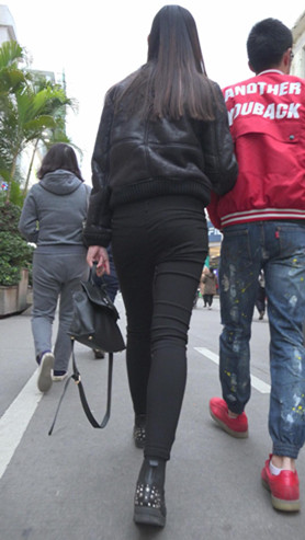 长腿黑裤妹子