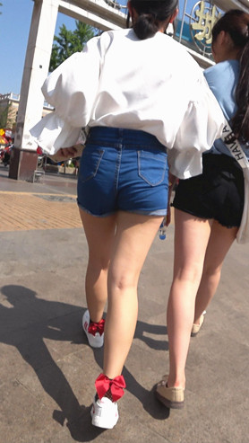 牛仔热裤小妹