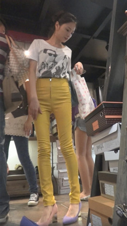 高腰黄裤美女