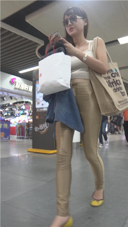 金色皮裤小姐姐