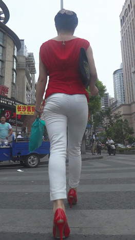 白色紧身微透妹子