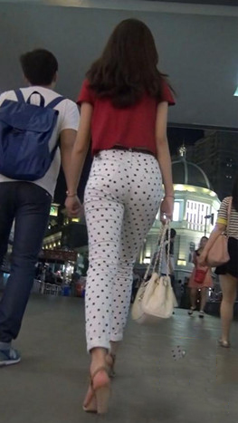 白裤斑点妹子