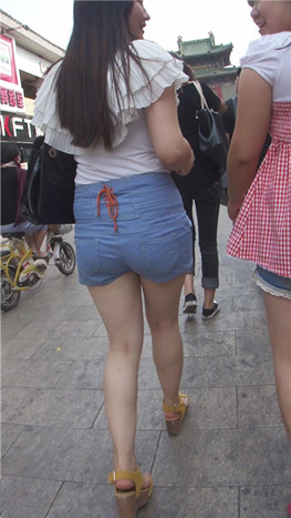 牛仔热裤高腰妹子