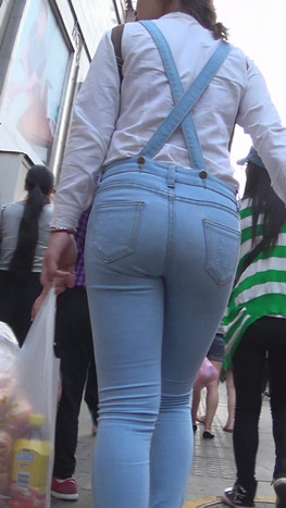 丰满紧身牛仔背带妹子