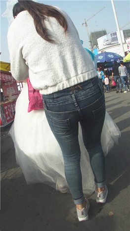 白衣牛仔紧身裤妹子