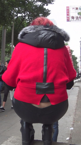 红衣皮裤妹子