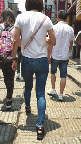 牛仔紧身短发妹子
