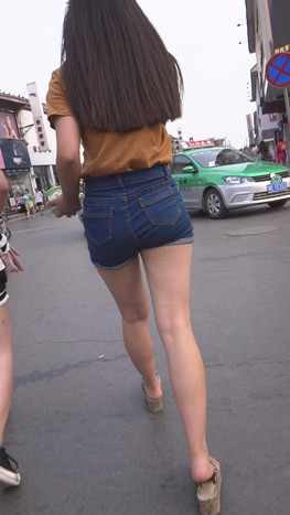 牛仔热裤圆润美女