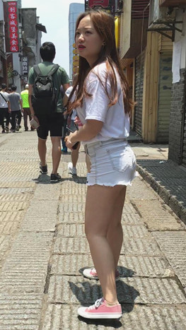 漂亮的热裤美女
