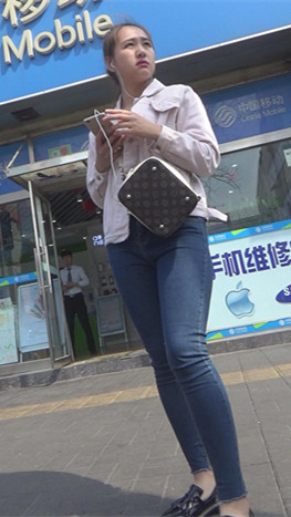 听歌的紧身牛仔小美女