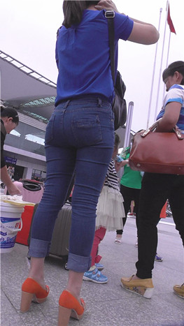 紧身蓝色牛仔小姐姐