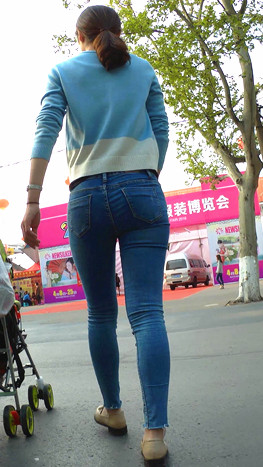 带孩子的牛仔裤少妇