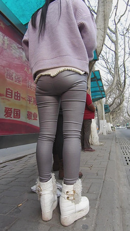 等公交的紧身皮裤妹