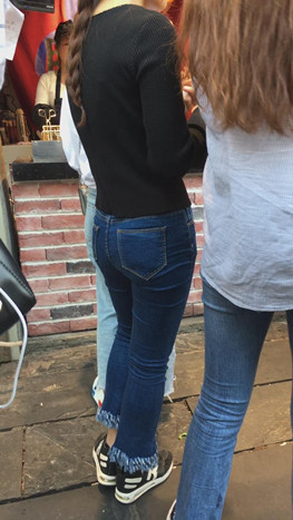 蓝色牛仔裤小妹
