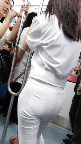 地铁里的紧身白裤