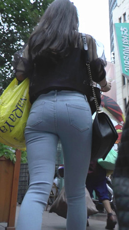 蓝牛紧身裤美女