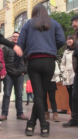 黑色紧身裤小姐姐