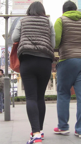 紧身黑裤丰腴妹子