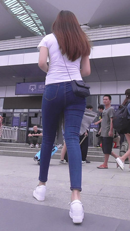白衣紧身牛仔裤妹子