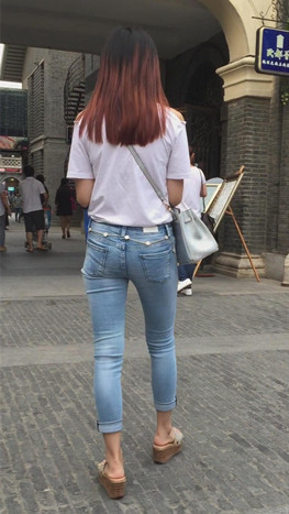 牛仔紧身漂亮的小妹