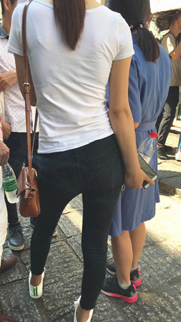 黑裤牛仔小妹