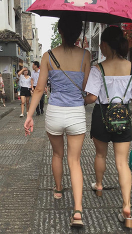 白色热裤吊带妹子