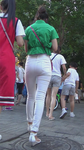 白色紧身裤美妇