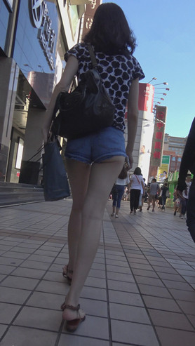 漂亮的热裤月牙女孩