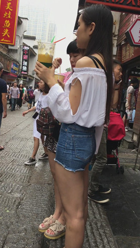长发牛仔热裤小姐姐