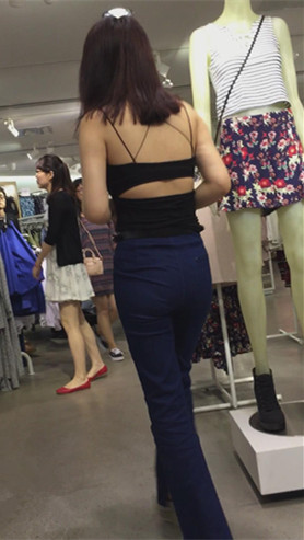 蓝色牛仔裤妹子